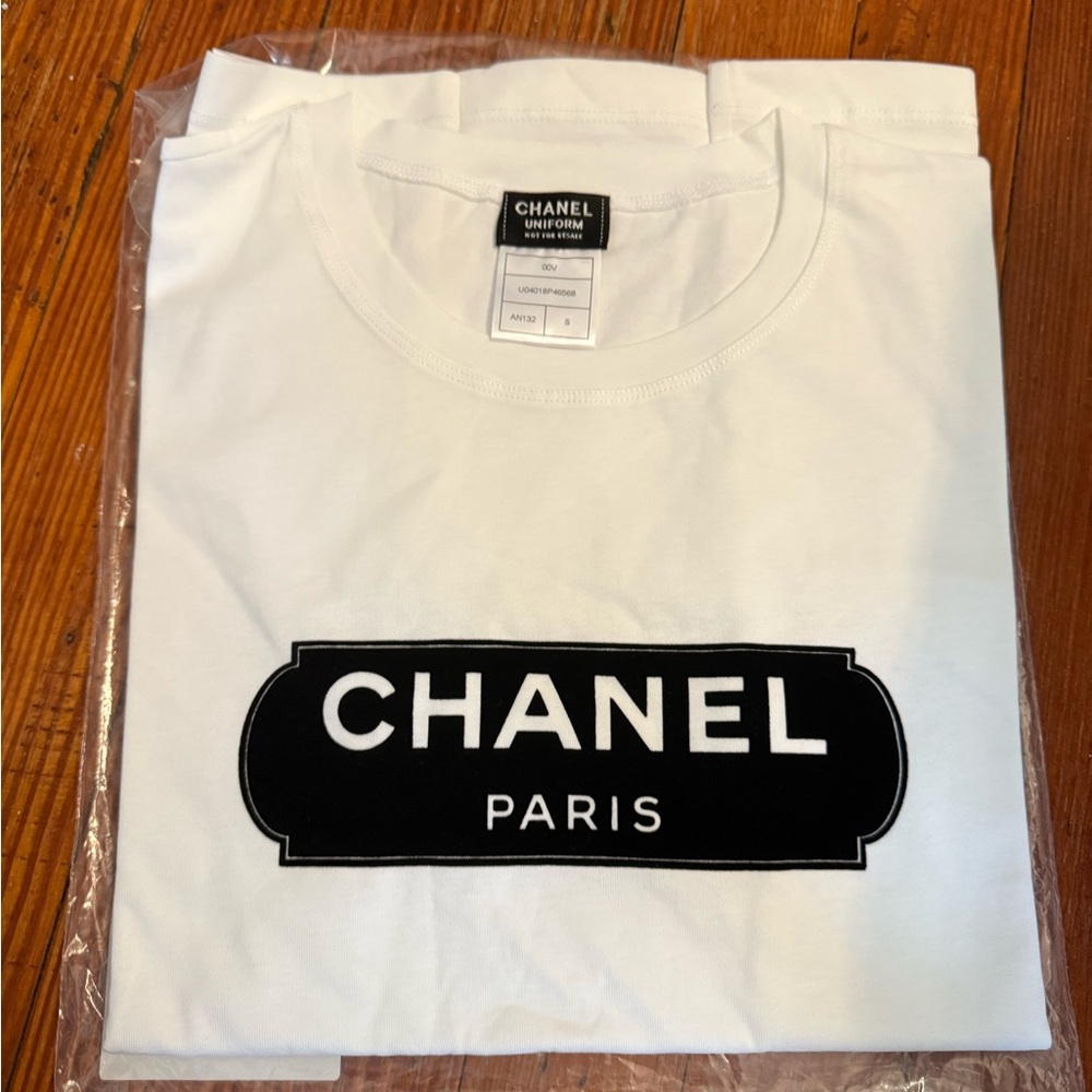New CHANEL White Short Sleeve Tee Classic Design size small